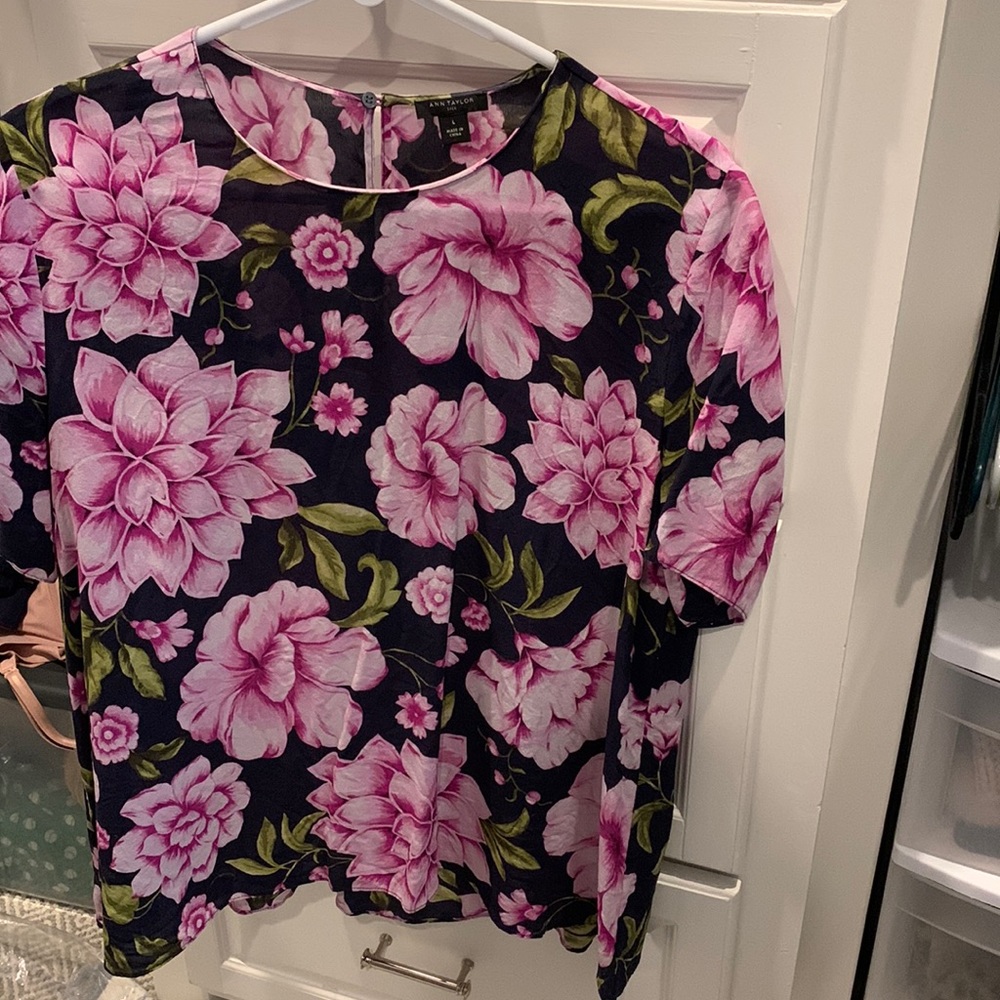 Ann Taylor silky navy blouse size L. Floral
